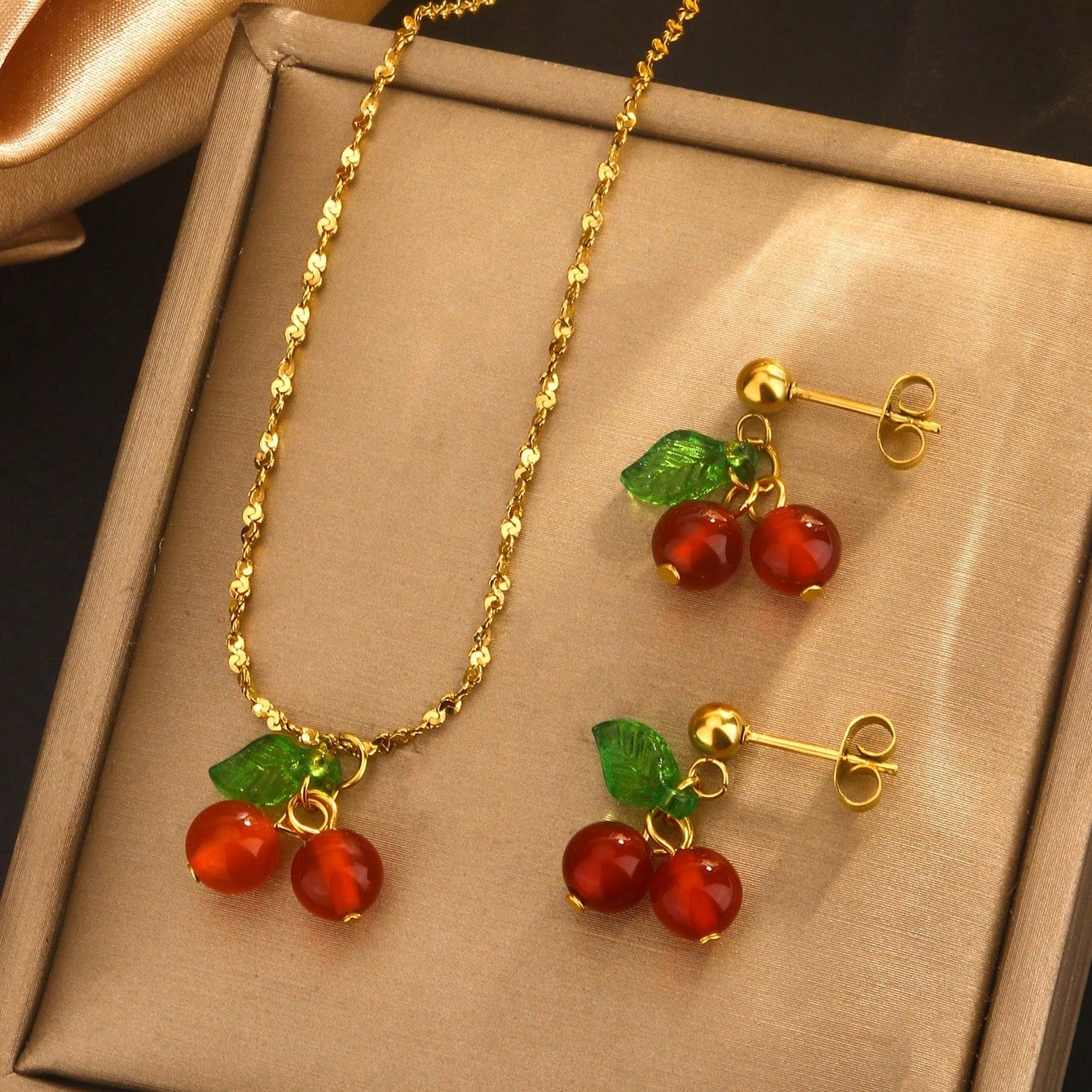 C818 conjunto de collar aretes cereza acero inoxidable chapado en oro de 18k 21cm largo 2cm dije