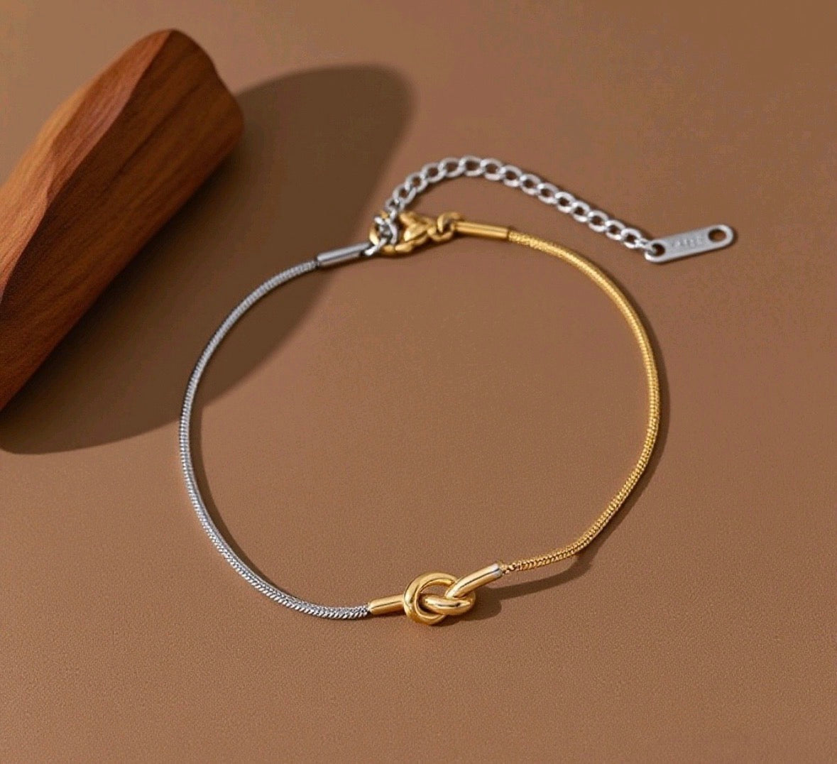 B878 Pulsera nudo plateado y dorado acero titanio 19cm