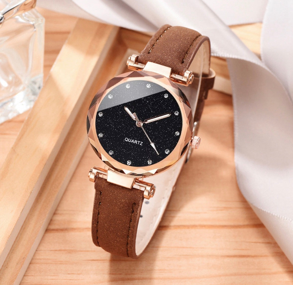 R187 reloj oscuro redondo hebilla cuero sintetico cafe de mujer