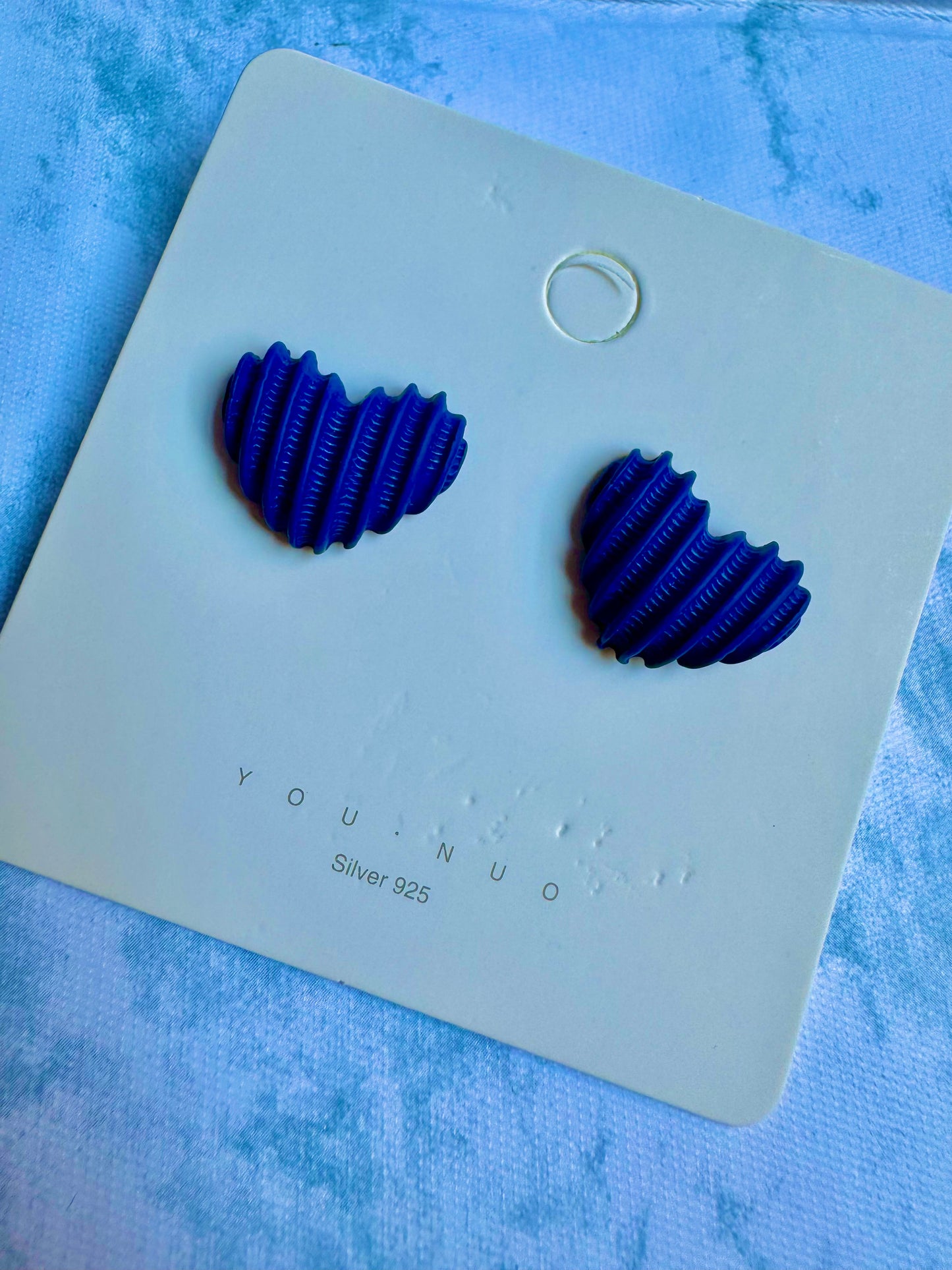 E1053 Aretes corazón resina texturizado ligero 1.5cm