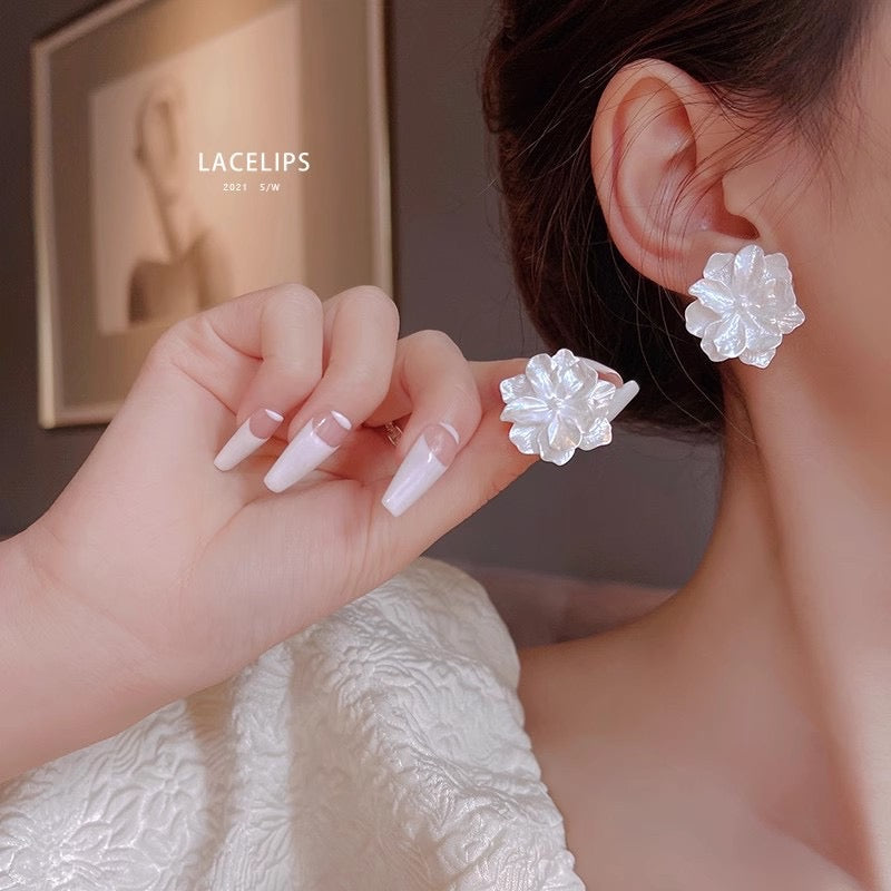 E2437 Aretes flor blanca resina 2.5cm