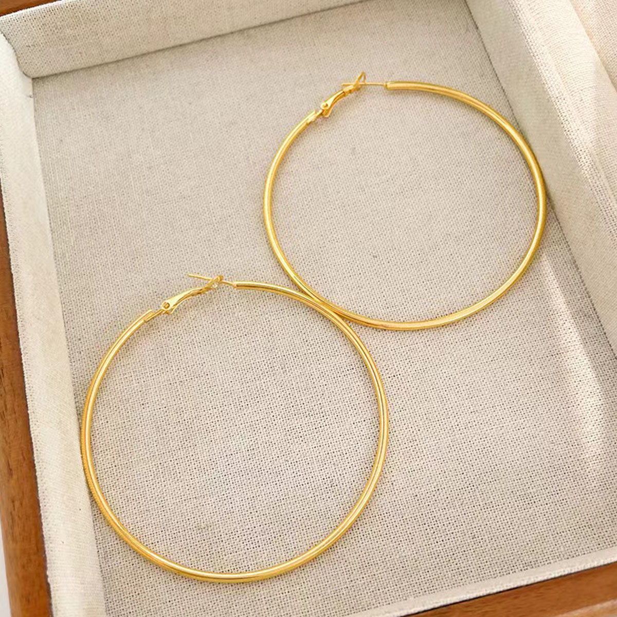 E2930 Arracada dorada lisa acero inoxidable chapado en oro 18k 7cm