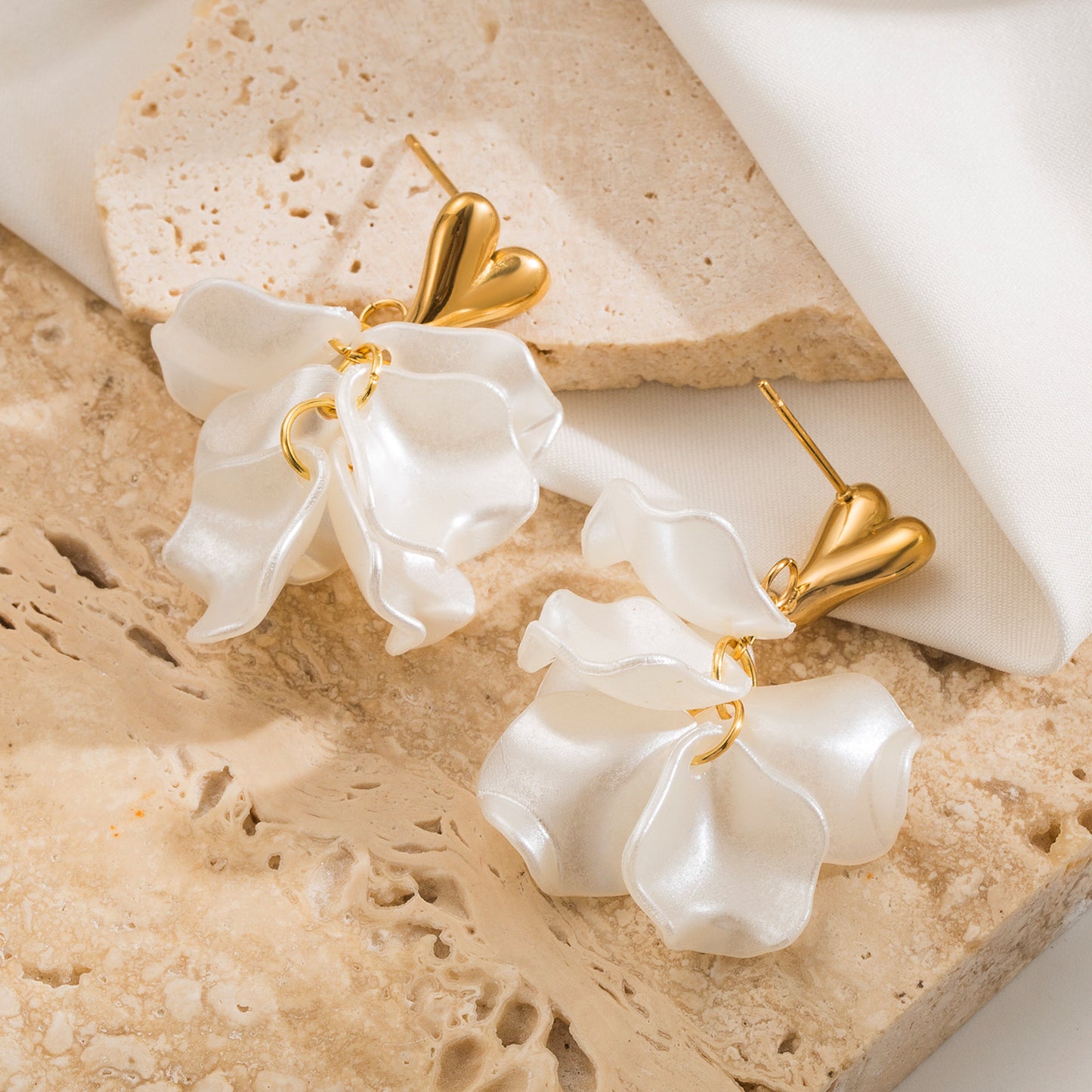 E3456 Aretes petalos blanco corazon acero inoxidable chapado en oro de 18k 4cm
