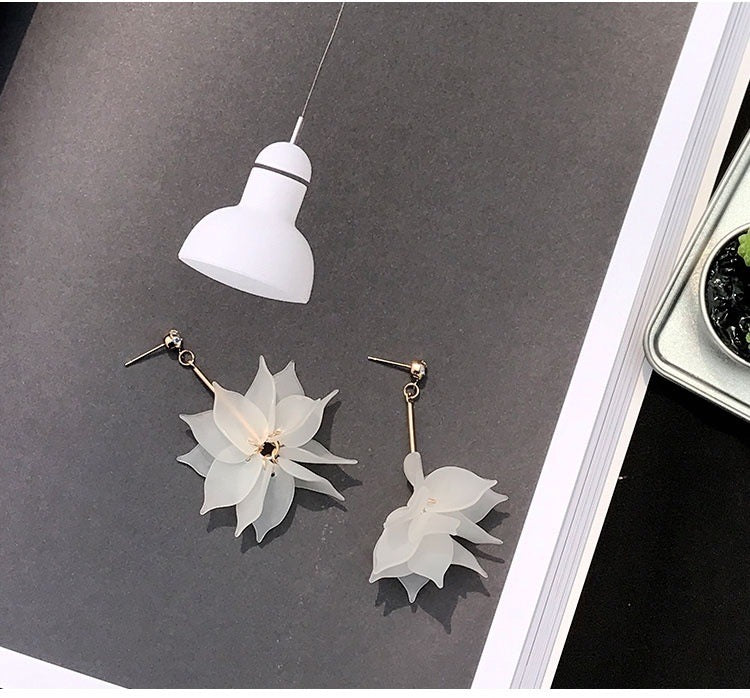 E3310 Aretes petalos colgantes acrilico 7cm