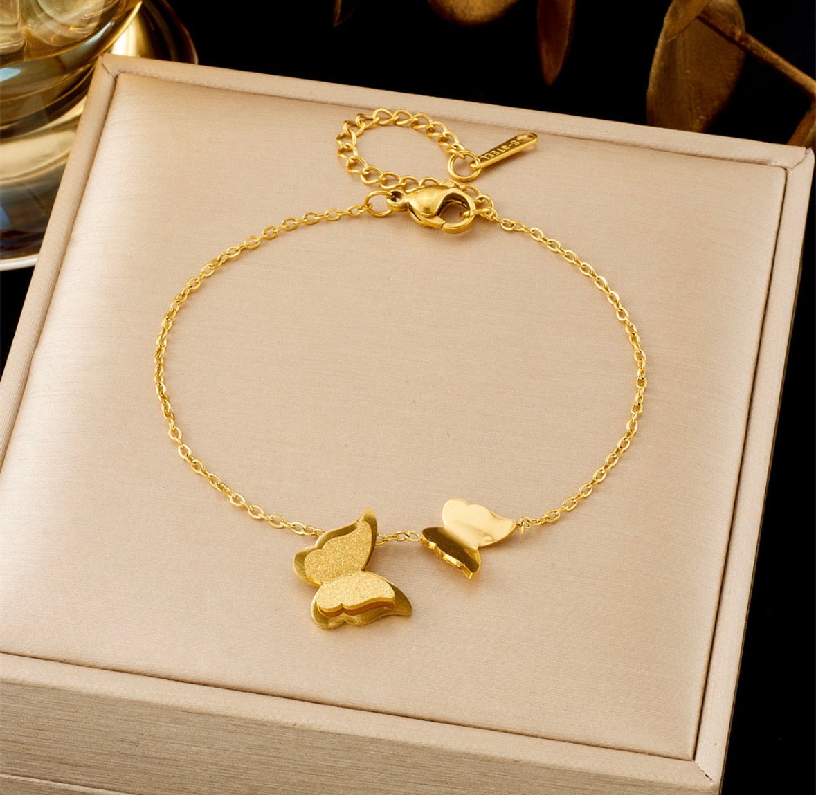 B764 pulsera dorada mariposas acero de titanio 21cm