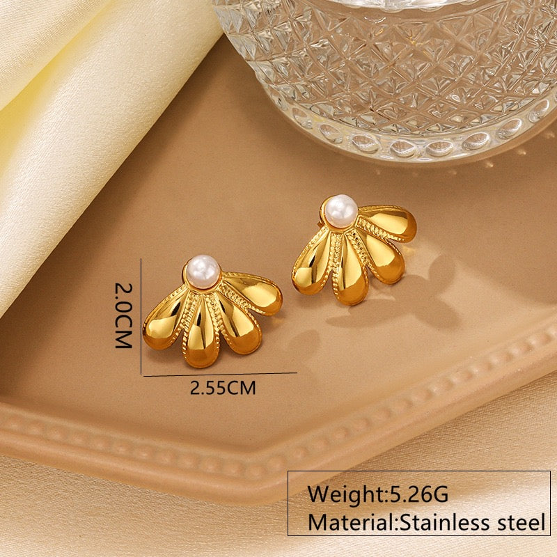 E5054 Aretes pétalos perla dorados acero inoxidable 2cm