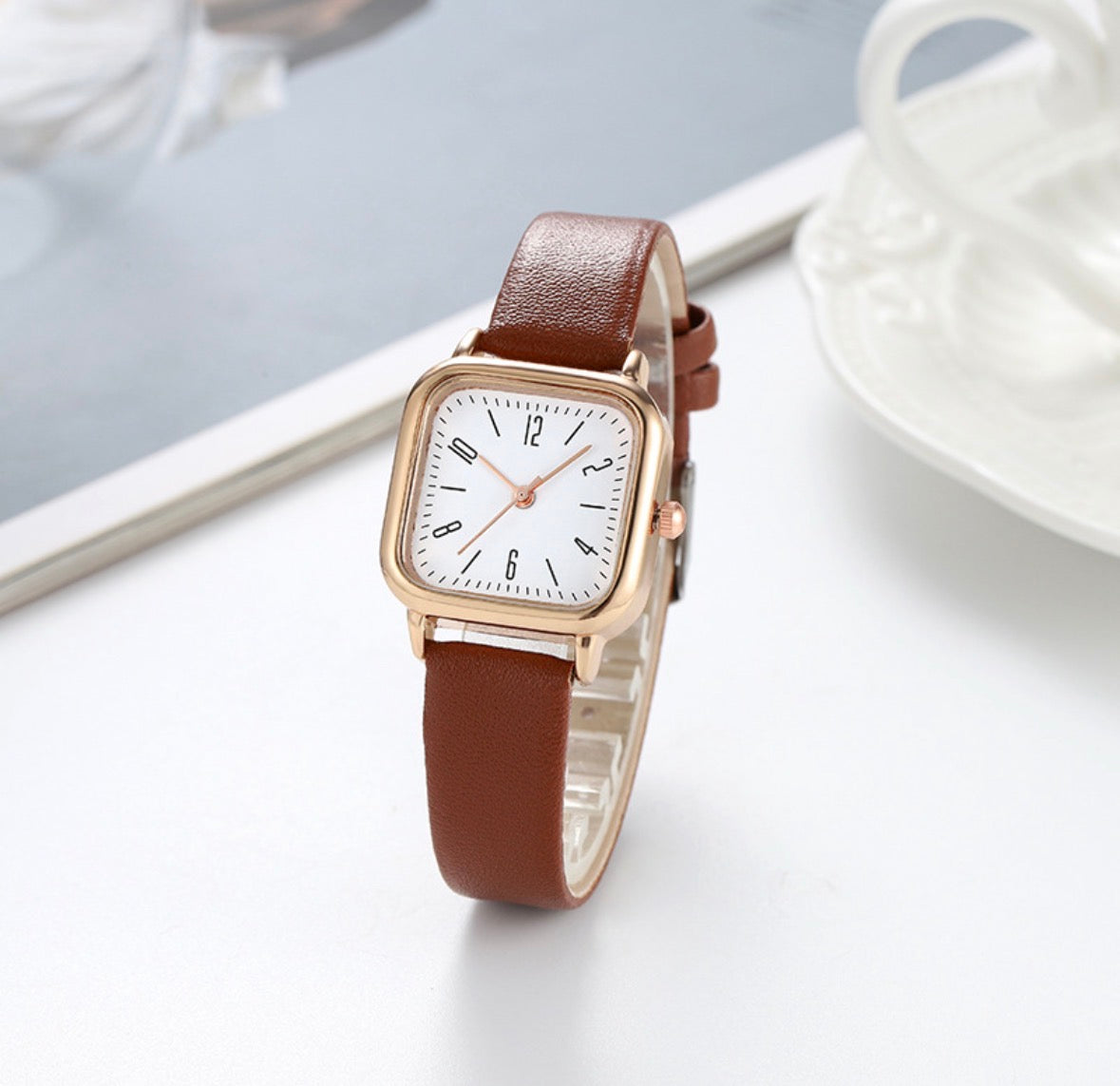 R174 reloj cuadrado contorno dorado hebilla cuero sintetico cafe