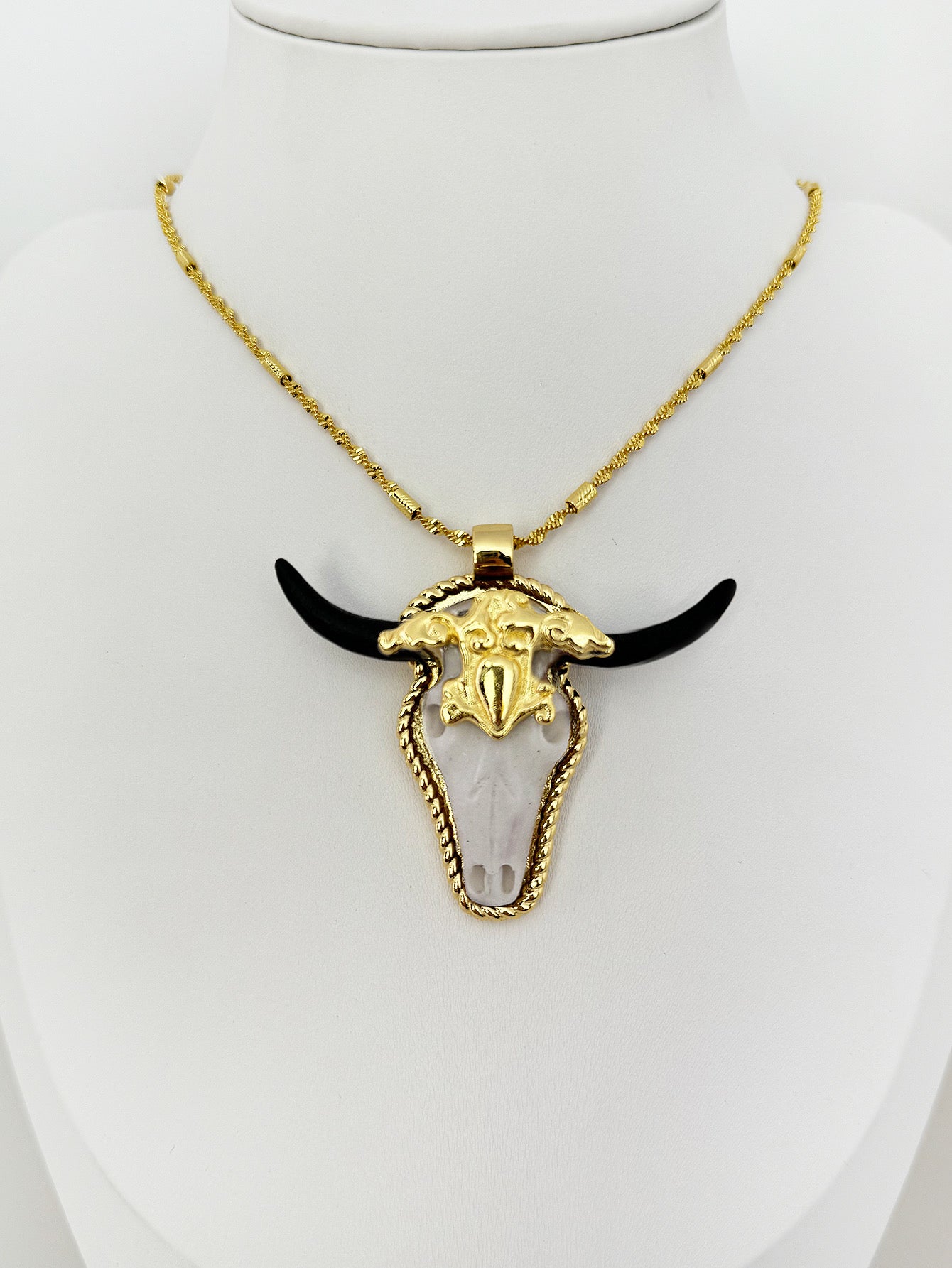 C677N Collar cabeza toro dorado cuerno negro resina laton chapado en oro 18k largo 26cm dije 6cm