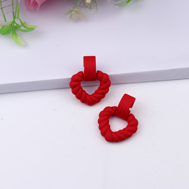 E2230R Aretes corazon acrilico ligeros 3cm