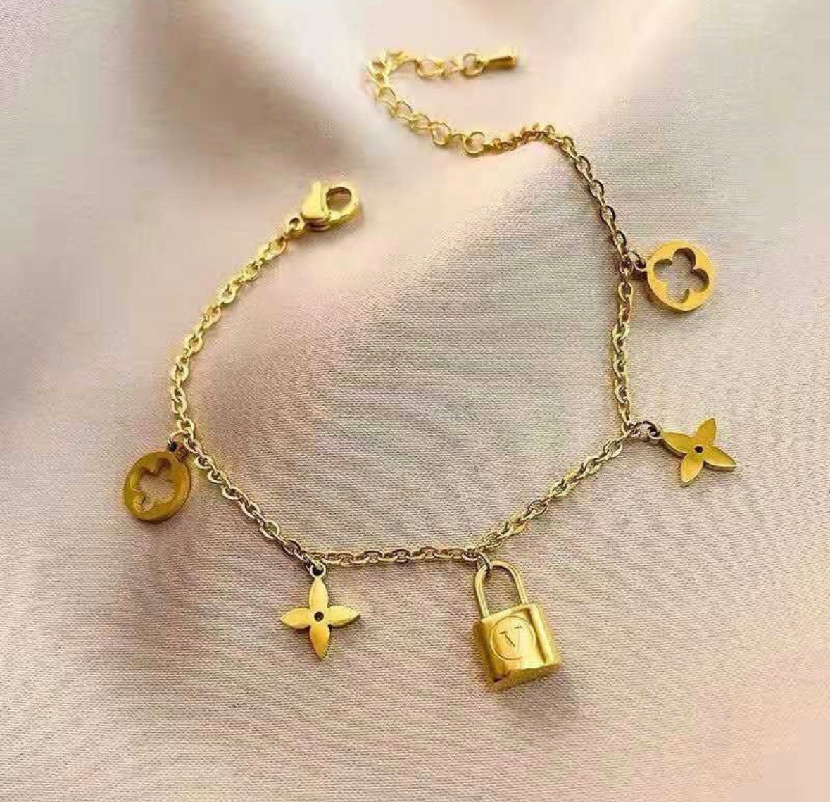 B928 Pulsera candado trebol y estrella dorada acero inoxidable 19cm dije 1cm