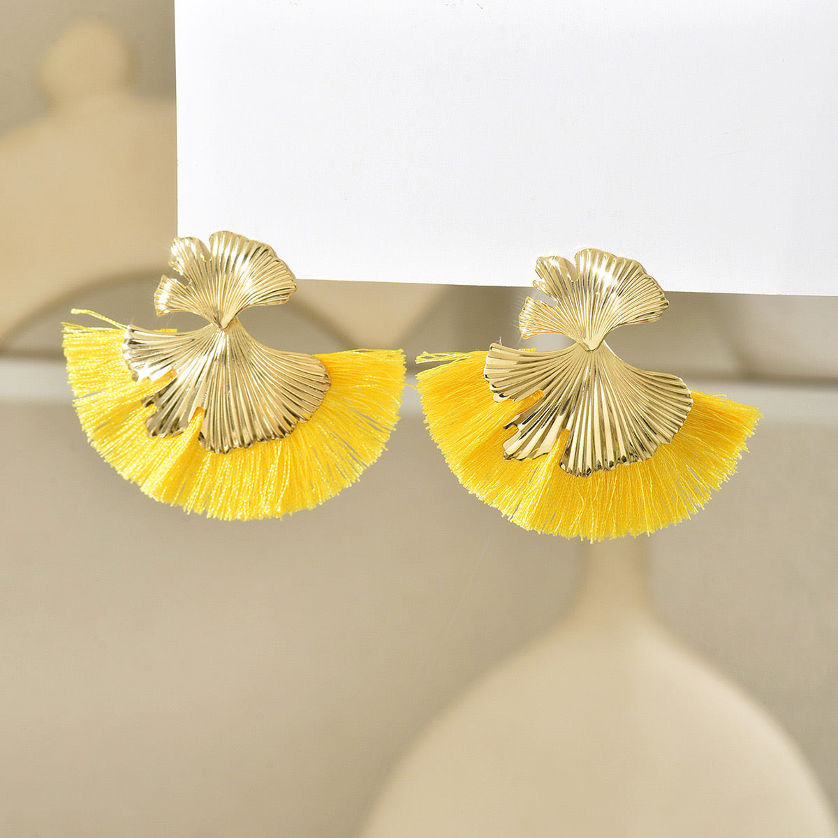 E7114 Aretes con diseño de hoja de Ginkgo y flecos amarillos en abanico aleacion 6cm