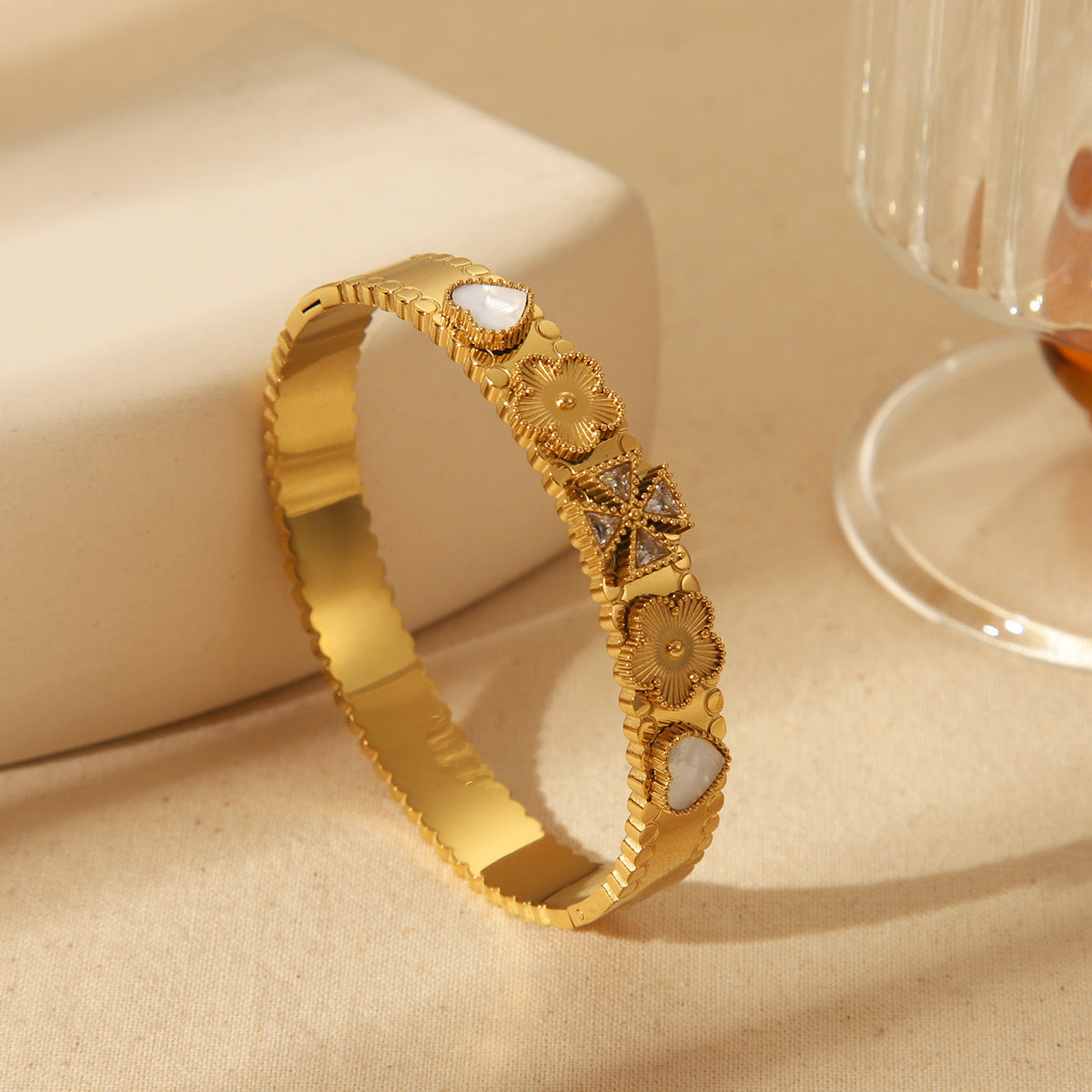 B226 Brazalete acero inoxidable chapado en oro 18k 5.9cm diametro