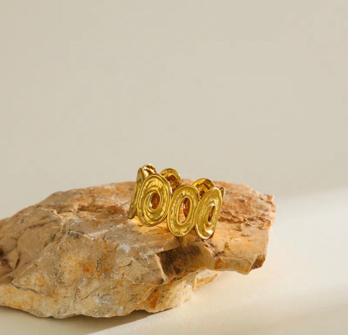 A520 Anillo ovalos dorados acero inoxidable abierto