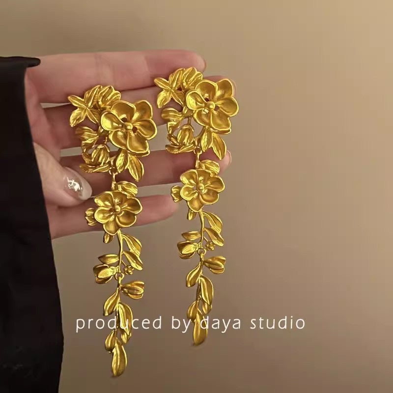 E7207 Aretes flor cascada dorada aleacion 8 cm