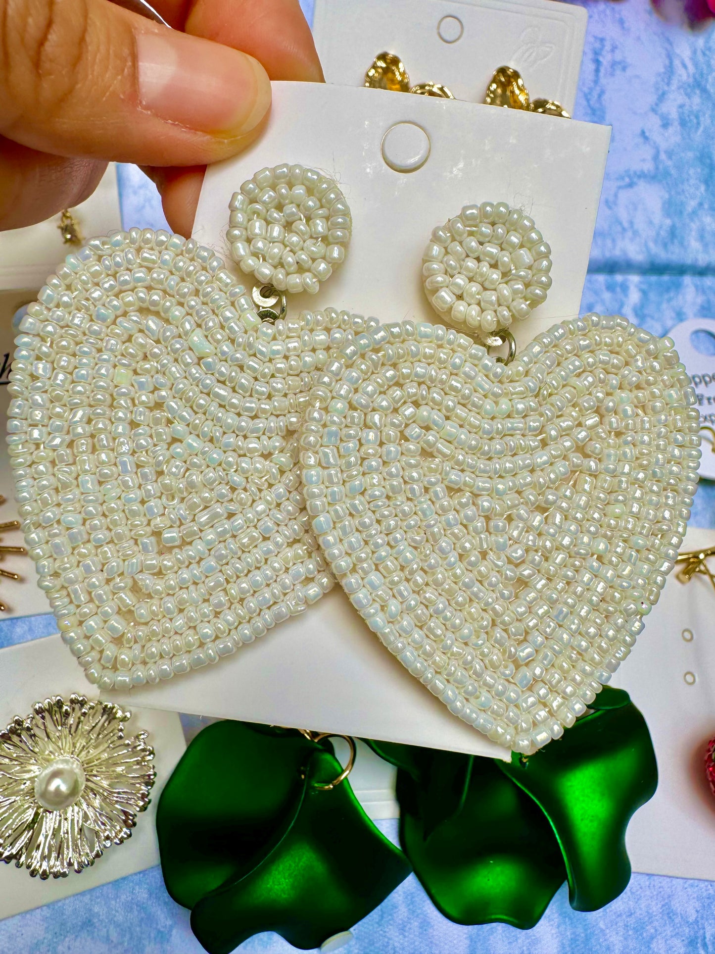 E1876 Aretes corazon bordado chaquira brillosa hechos a mano 6.5cm