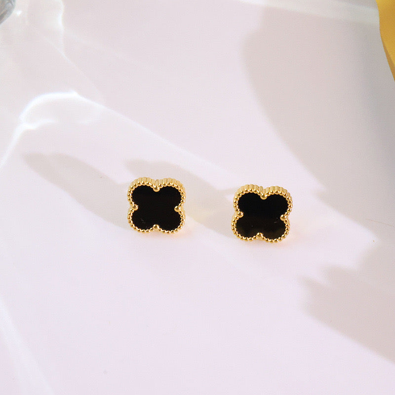E2619N Aretes trebol negro acero inoxidable chapado en oro 18k 7mm