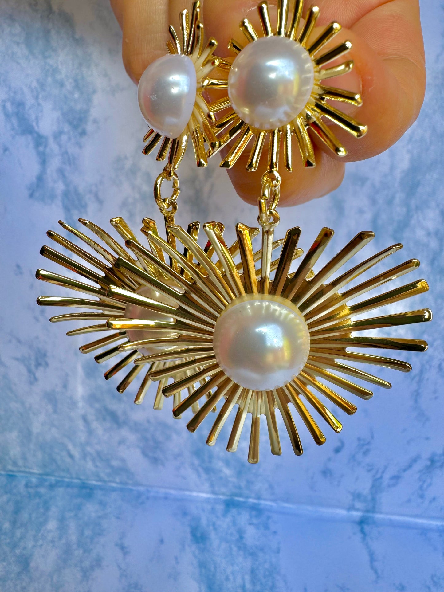 E1784D Aretes corazón dorado rayos enchapado embutido perla 7.5 cm