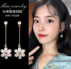 E4671 Aretes flor blanca aleación 4cm