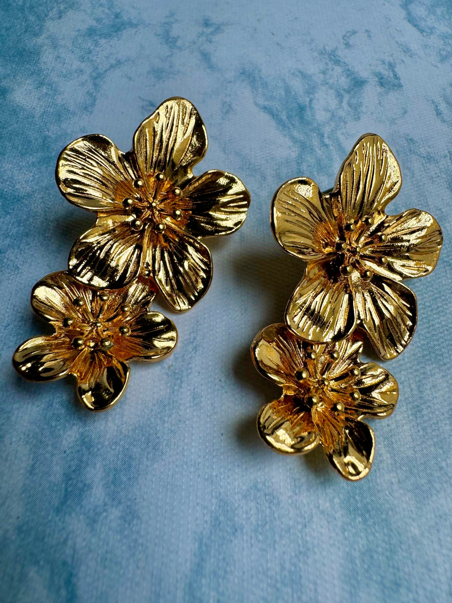 E425 Aretes flor dorado enchapado 5cm