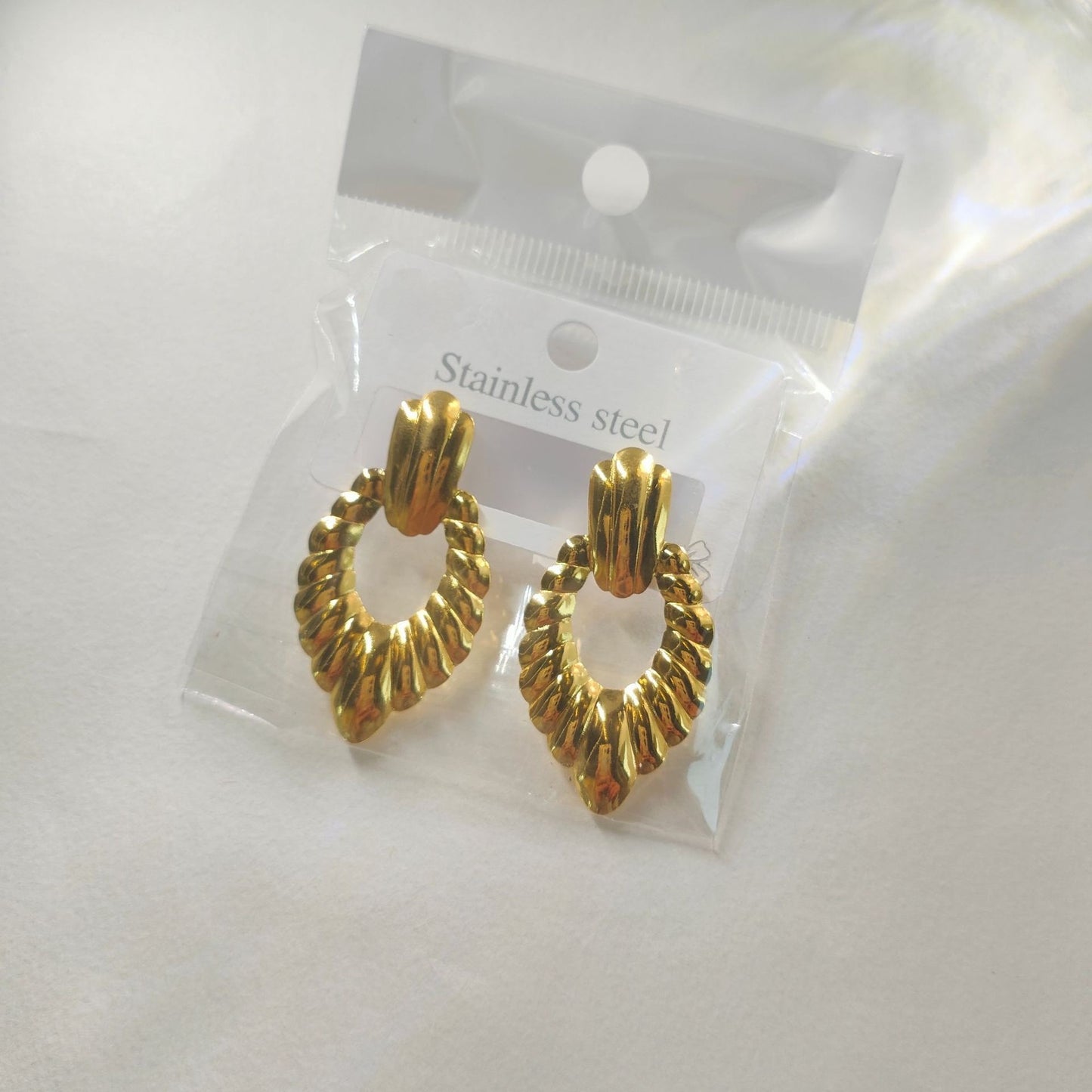 E5027 Aretes hoja dorada acero inoxidable 4cm