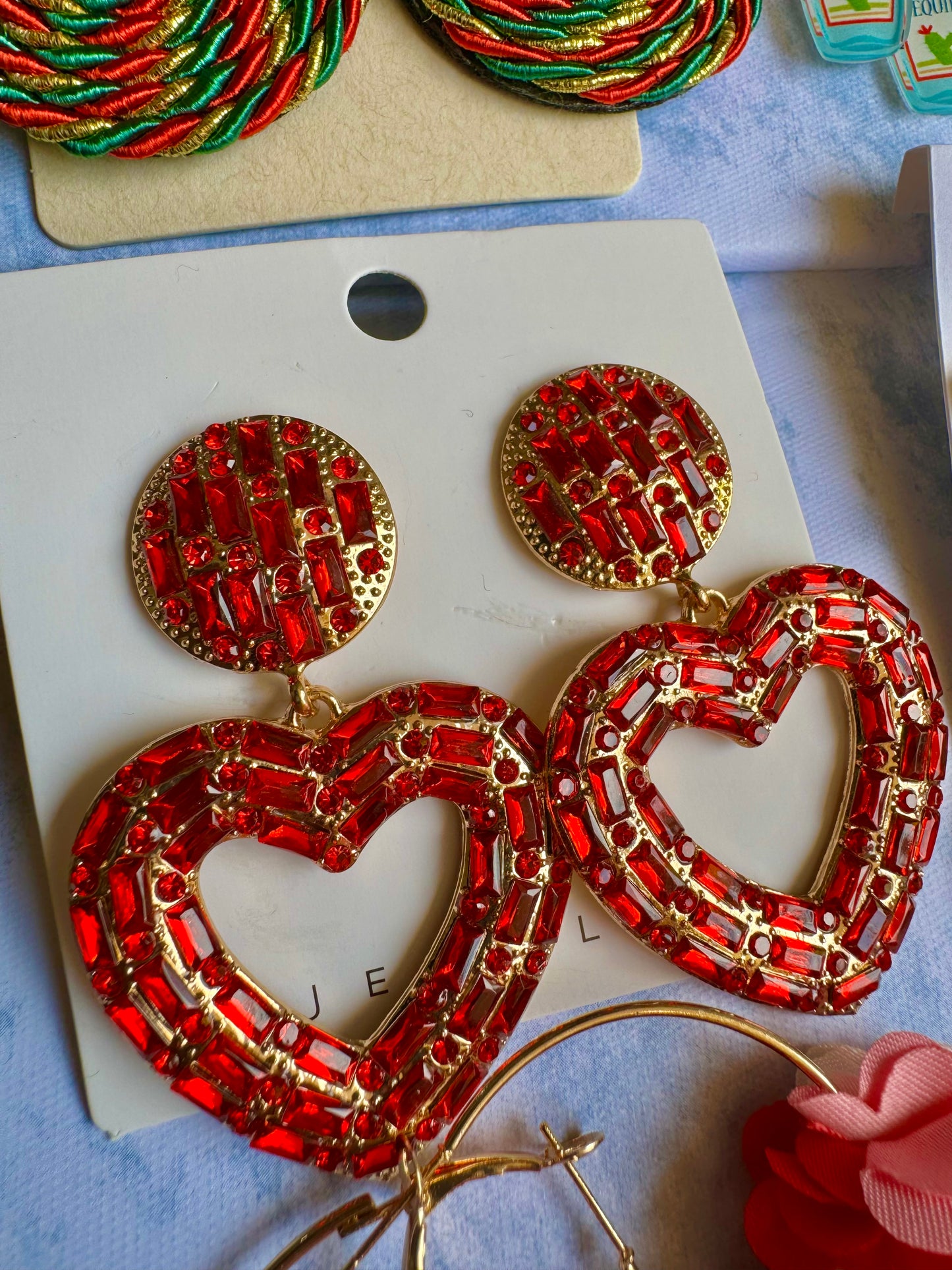 E1749J Aretes corazón embutido cristal rojo grande enchapado
