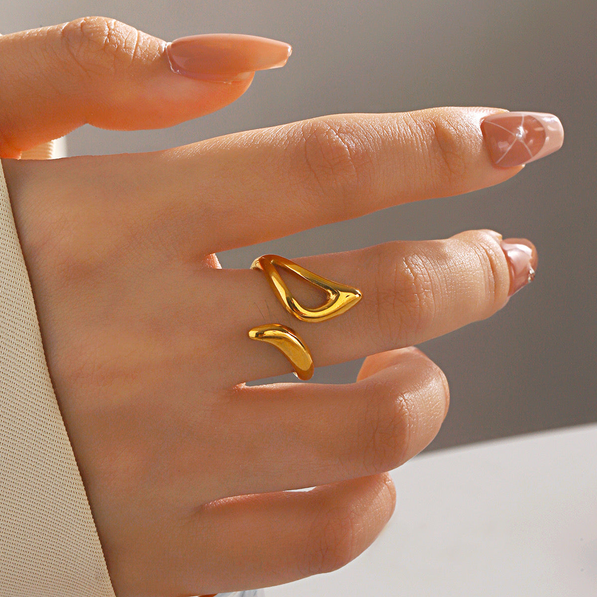A103 Anillo acero inoxidable chapado en oro 18k abierto