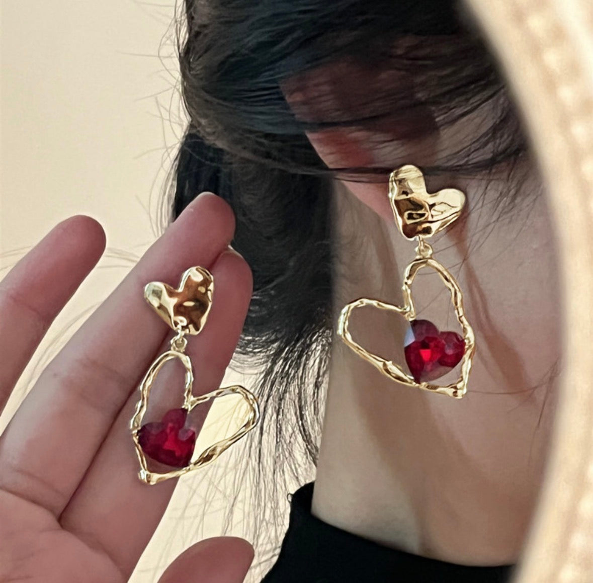 E7092 Aretes silueta corazón rojo brillante aleacion 6cm