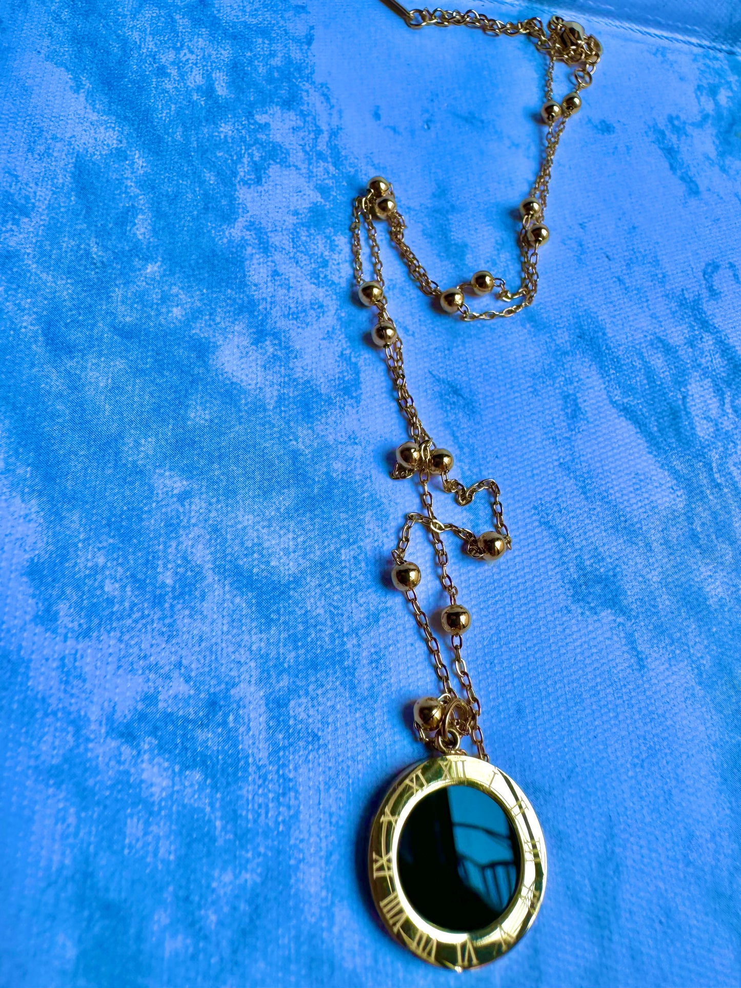 C179 Collar dorado números romanos acero titanio largo 21cm