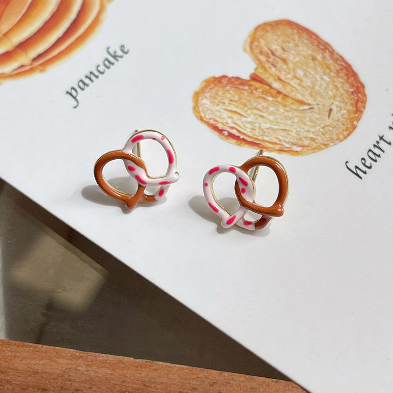 E2434 Aretes pretzel aleacion esmaltado 1cm