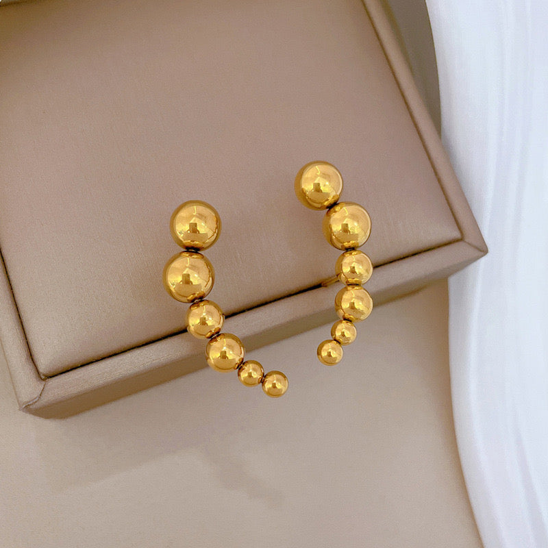 E3563 Aretes colgantes bolitas doradas acero de titanio3.3cm