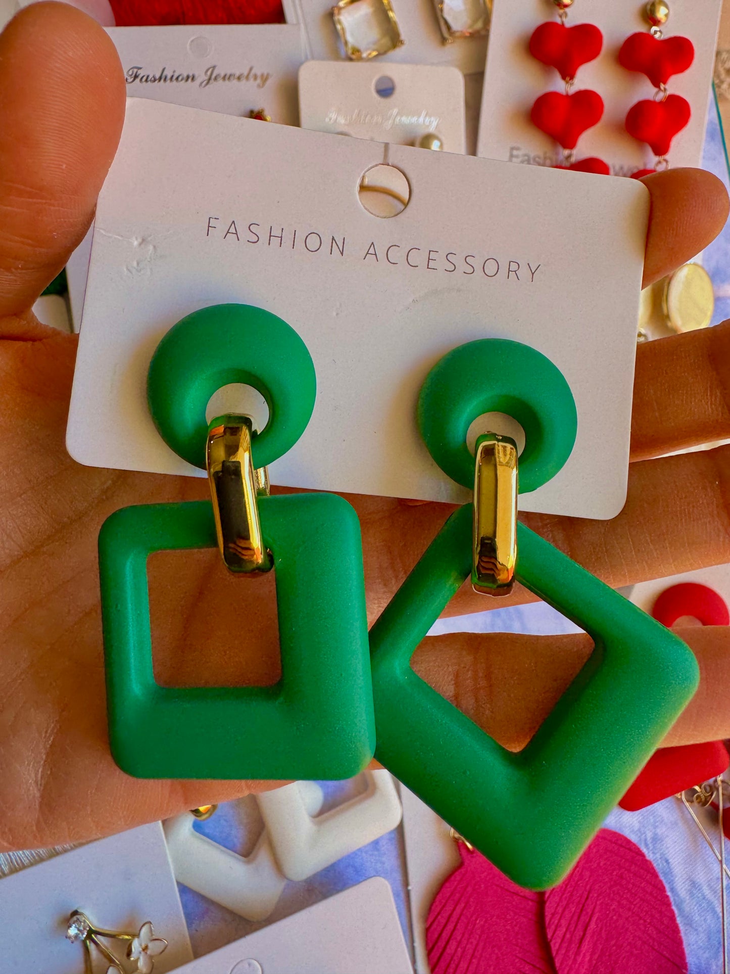 E1684 Aretes rombo verde acrílico ligeros