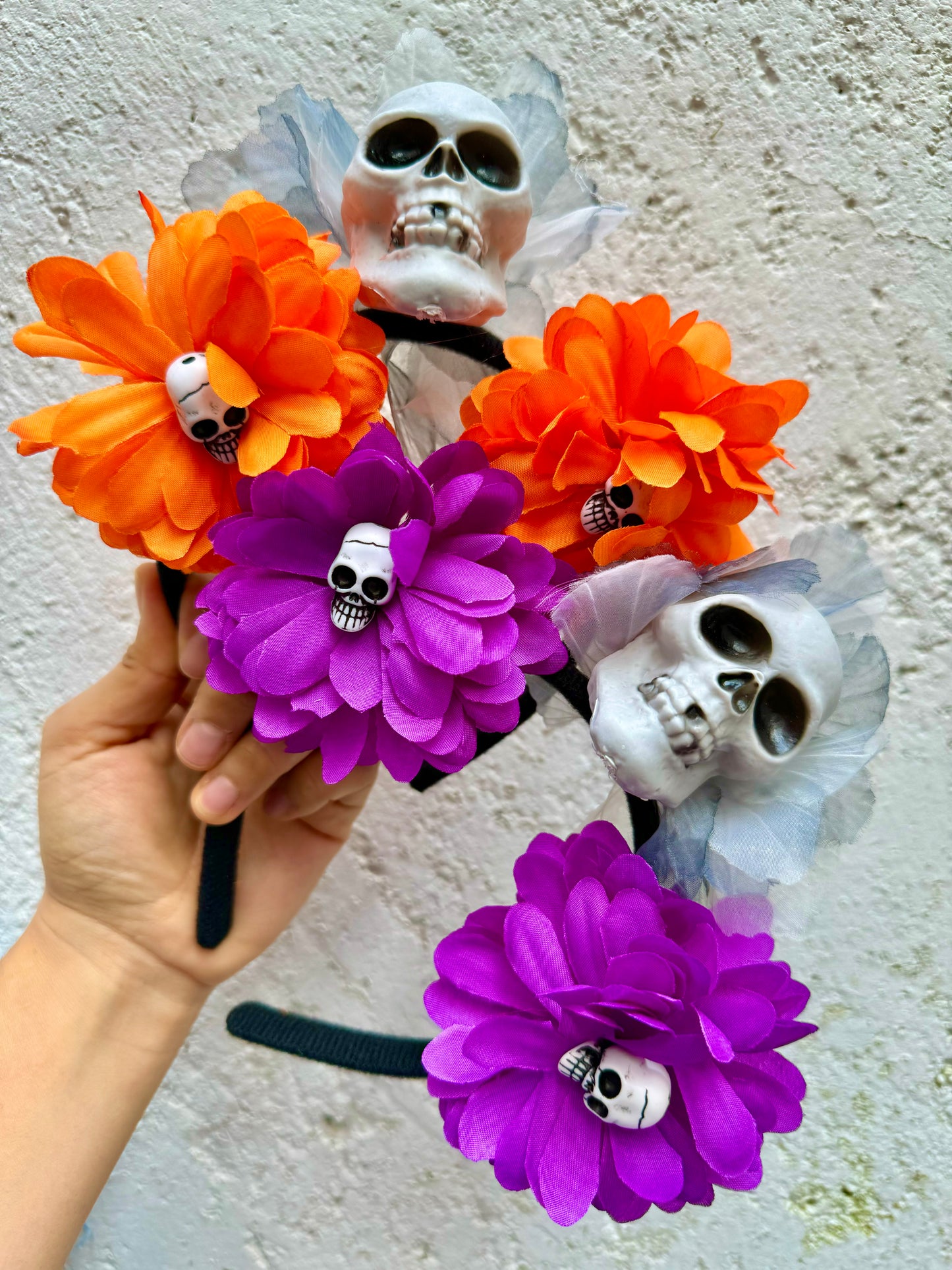 Paquete incluye 16 diademas ambos colores día de muertos 2 piezas coloridas