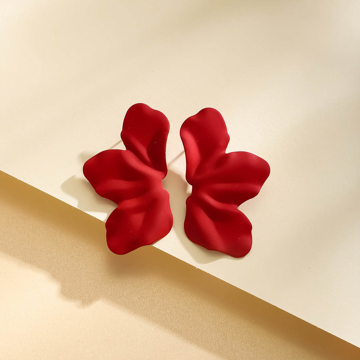 E4369 Aretes pétalo rojo aleacion esmaltado 4cm