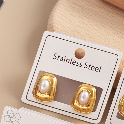 E4744 Aretes cuadro perla dorado acero inoxidable 1.5cm