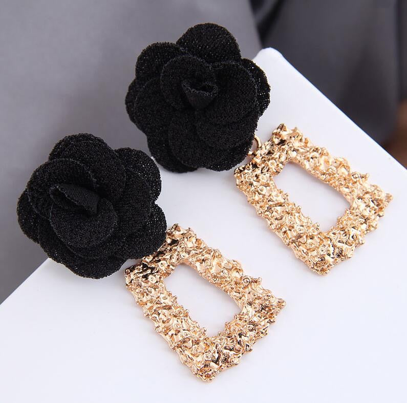E7112 Aretes flor negra rectángulo dorado aleacion 5cm