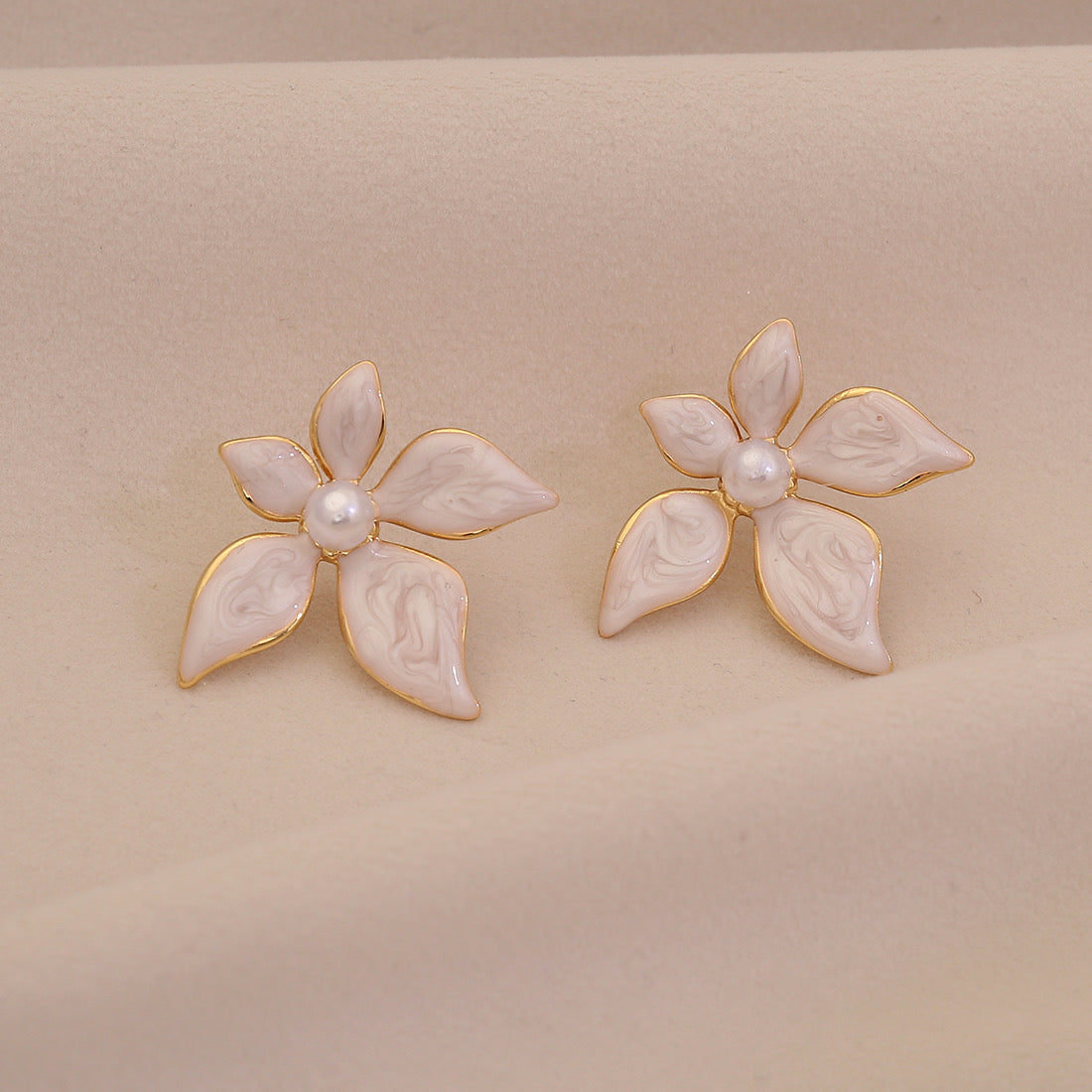 E3686B Aretes flor negra acero inoxidable chapado en oro de 18k 3cm