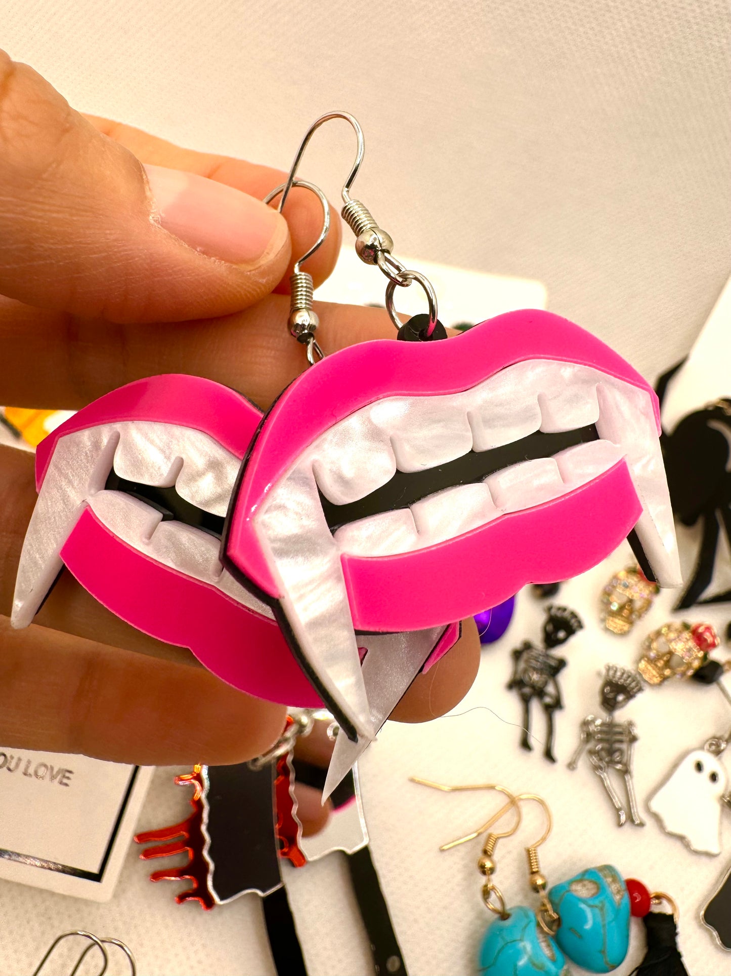 J69 Aretes colmillitos acrílico ligeros 4.5 cm