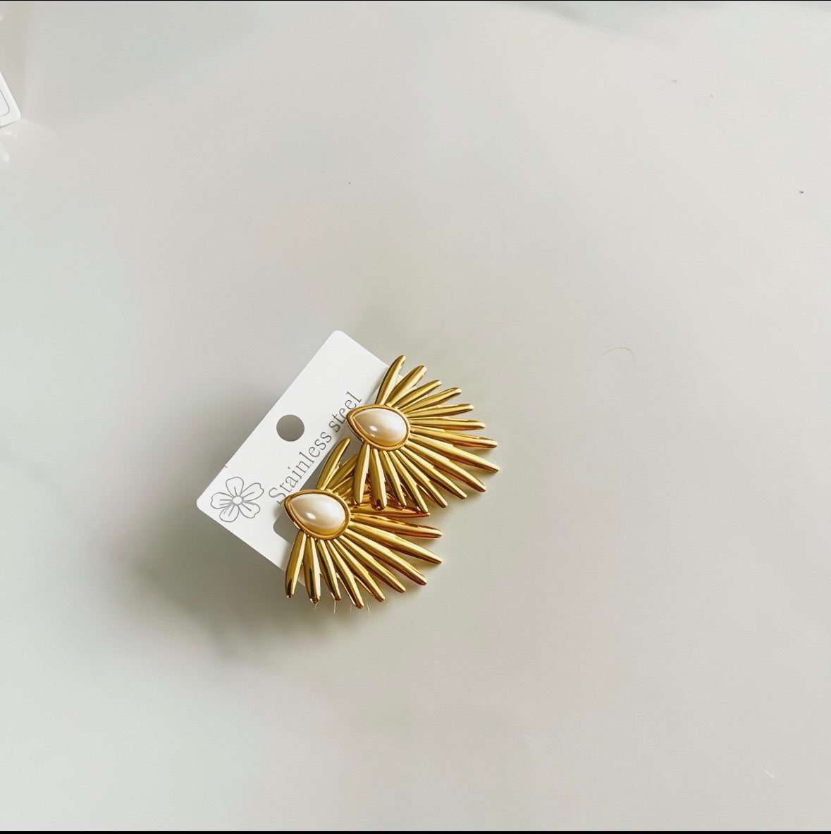 E5502 Aretes picos dorados perla acero inoxidable 4cm