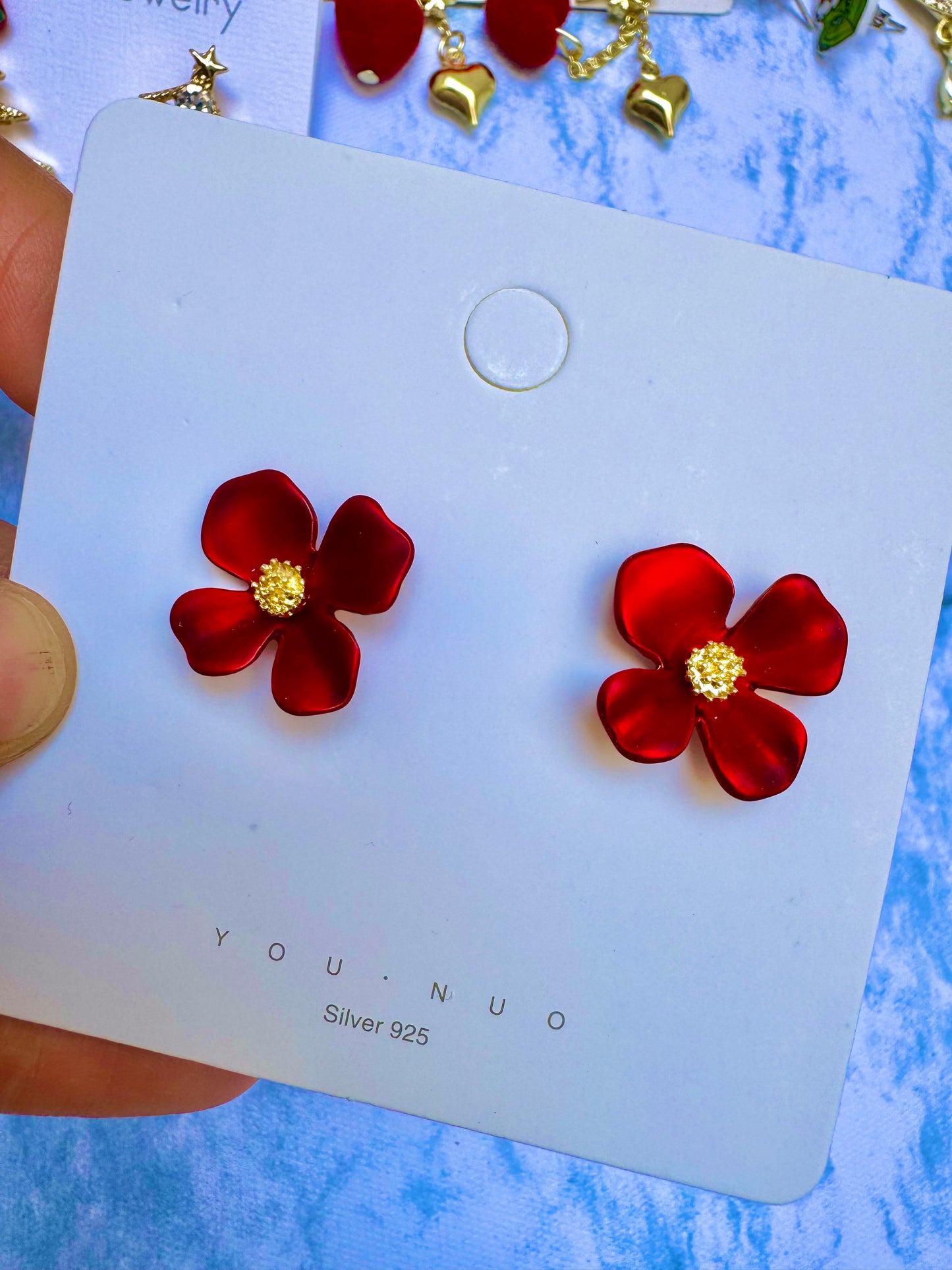 E1893 Aretes flor roja textura suave acrílico rígido