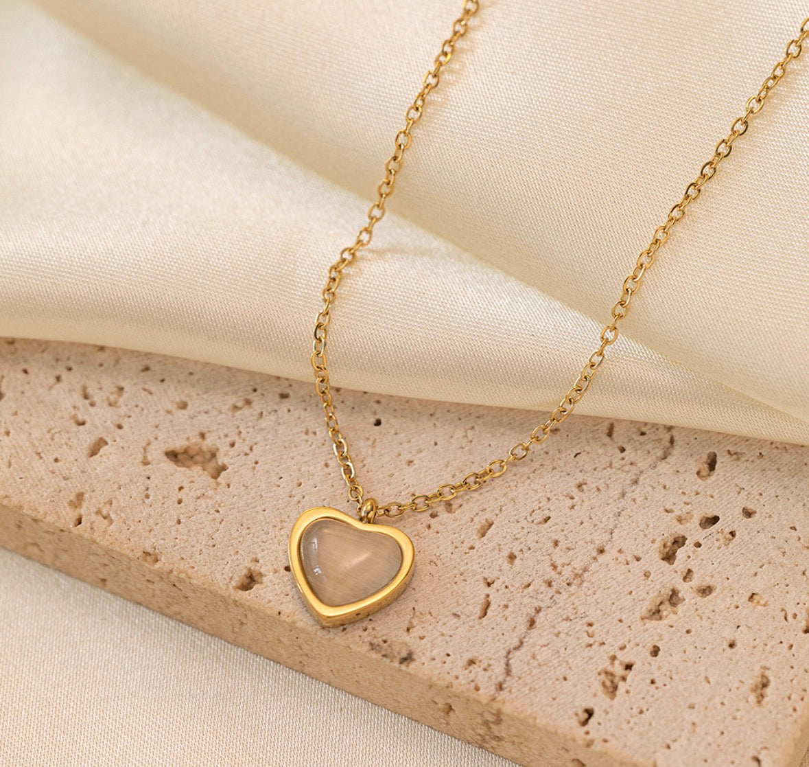 C1478 Collar dorado corazón contorno dorado acero de titanio 24.5cm largo 2cm dije