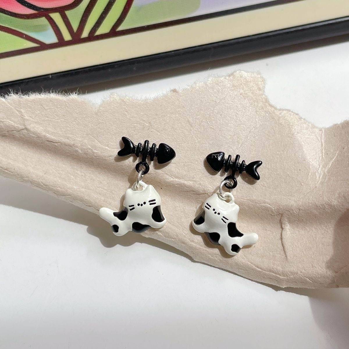 E4815 Aretes gato animado esmaltado 2cm