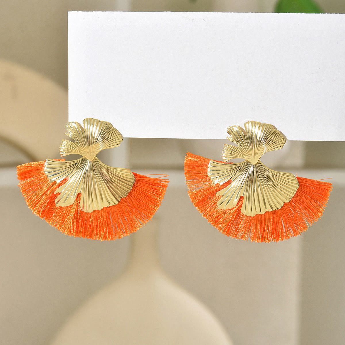 E7114 Aretes con diseño de hoja de Ginkgo y flecos naranja en abanico aleacion 6cm