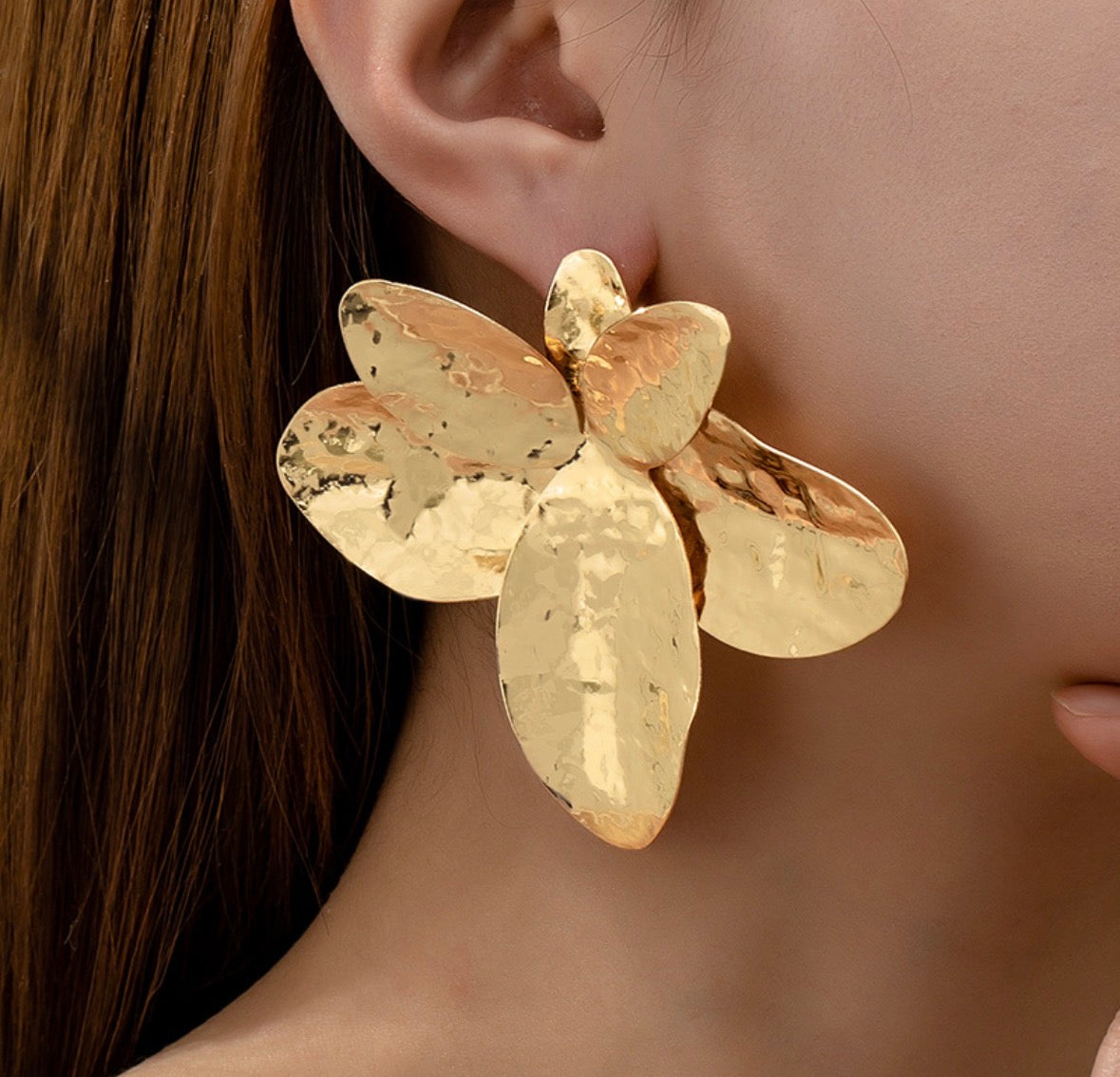 E5453 Aretes flor dorada acero titanio chapado en oro de 18k