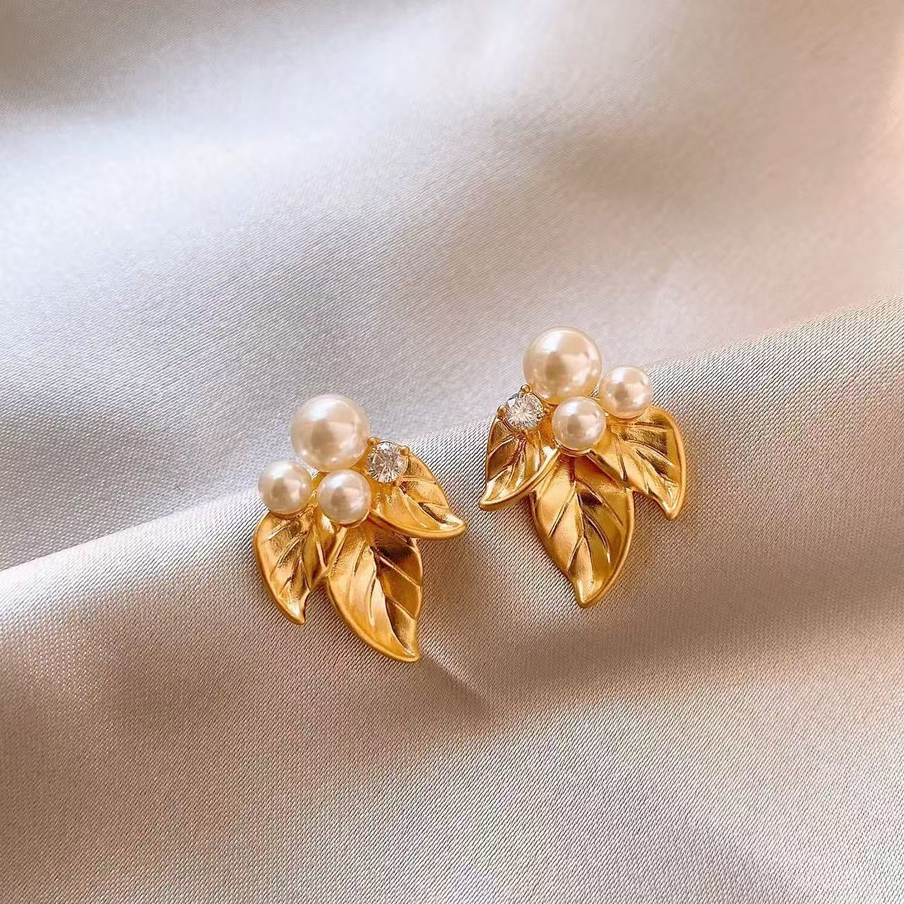 E5943 Aretes pétalos dorados perlas aleacion 4cm