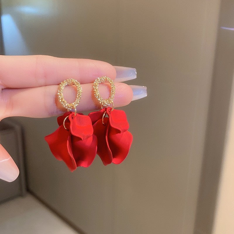 E5040 Aretes pétalos rojos detalle dorado esmaltado aleacion 4cm