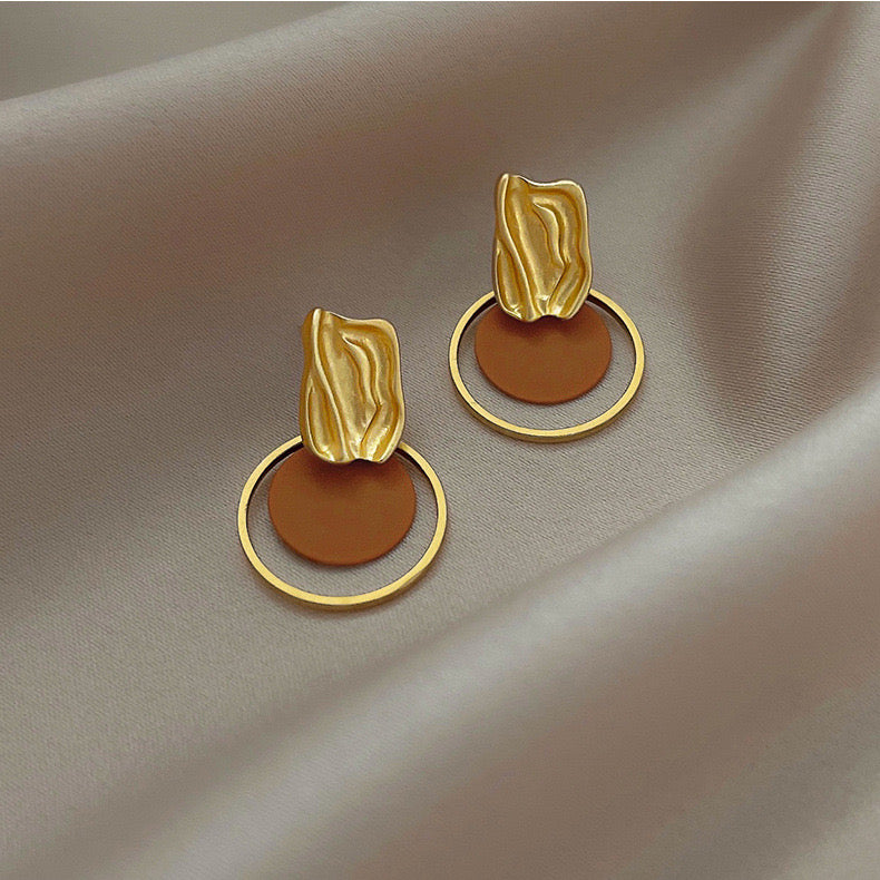 E3934 Aretes dorados círculo café aleacion 2.5cm