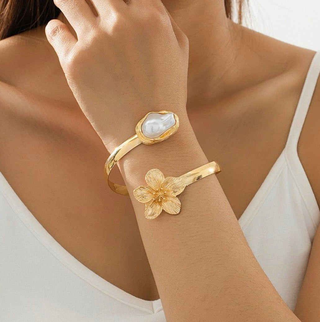 B894 Brazalete flor dorada perla aleacion abierto