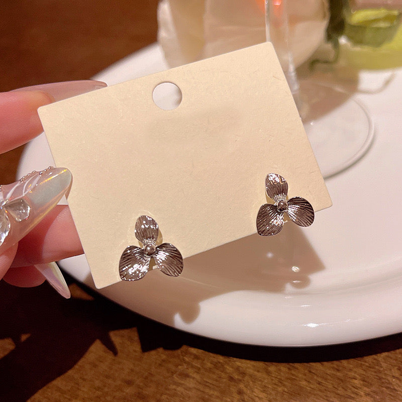 E2381 Aretes Flor Plateada Largo 1.5cm