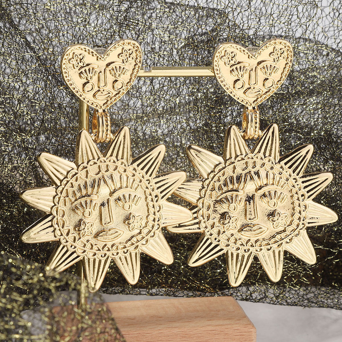 E2384 Aretes Corazon Sol Dorado Largo 7cm