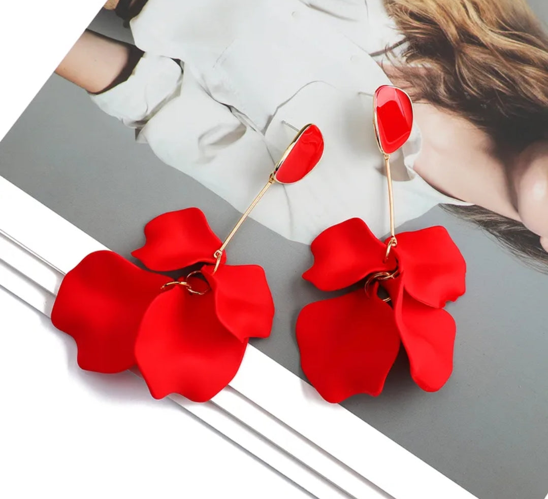 E2089R Aretes Petalos Rojos Acrílico Largo 10.5cm